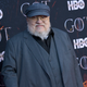 George R.R. Martin posiblemente pensando “¡por fin!” durante el estreno de la última temporada de Juego de Tronos.